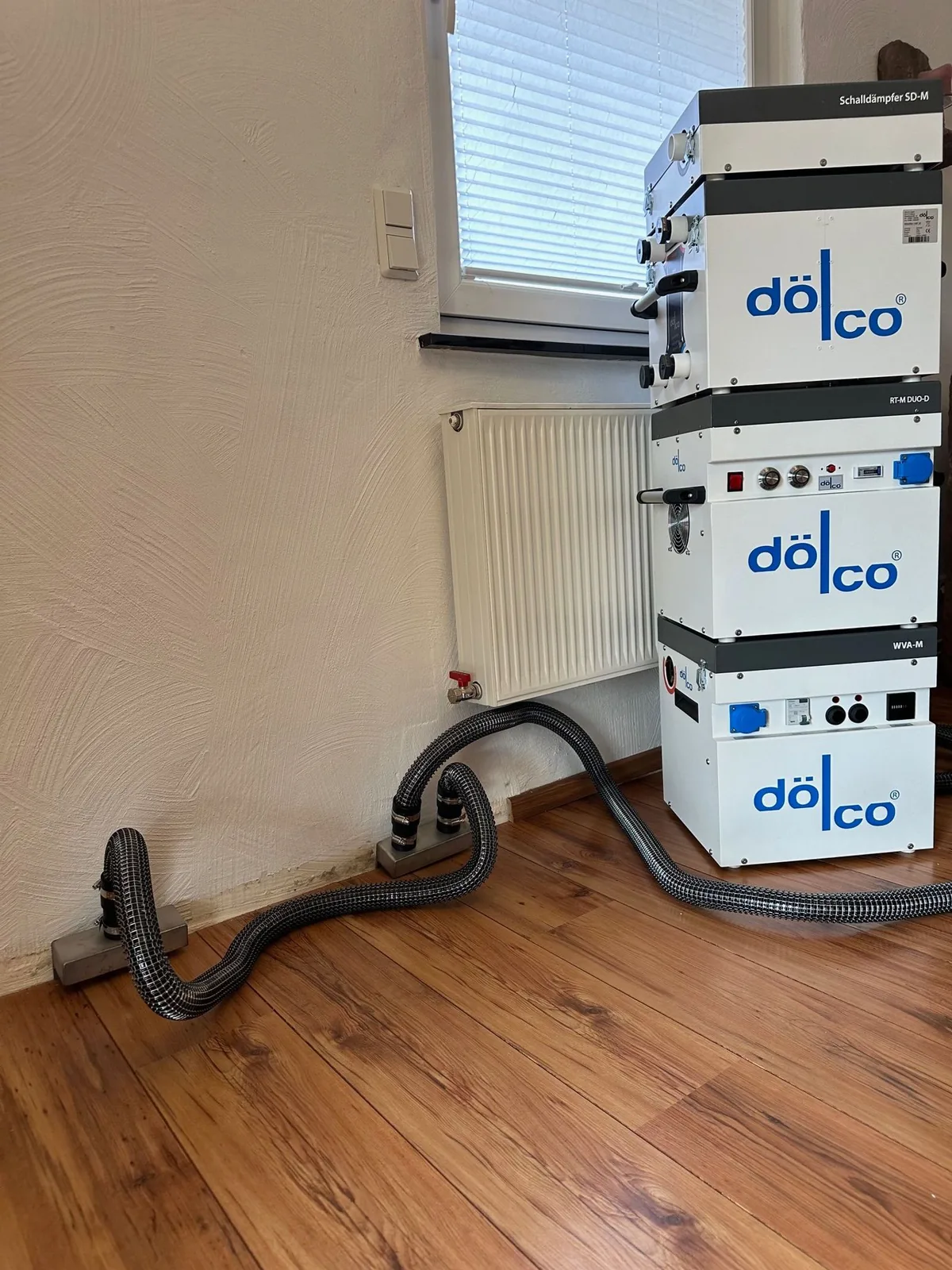 Dölco-Trocknungsanlage mit Schläuchen in den Estrich-Randfugen