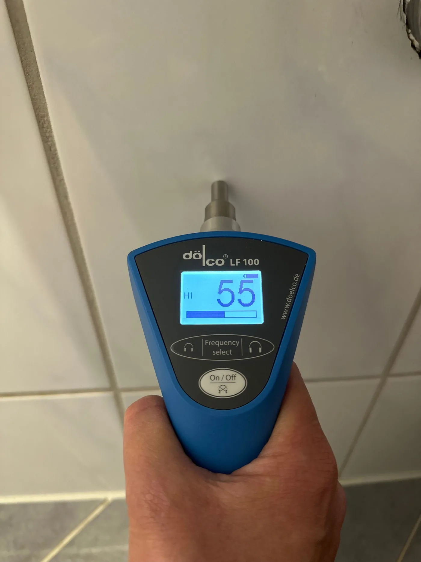 Elektroakustisches Ortungsgerät bei der Messung an einer Fliesenwand